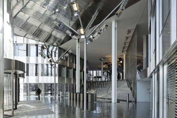 Alumimium, doppelte Verschalung, double layer, cladding, steel frame, glass, renovation, breathable facade, atmende Fassade, doppelte Ummantelung, Stahlrahmen, Glas, Durchlftung, Passage, Halle, Glas, Dachterrassen