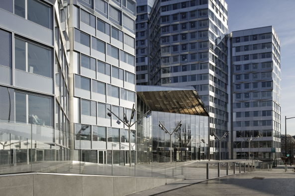 Alumimium, doppelte Verschalung, double layer, cladding, steel frame, glass, renovation, breathable facade, atmende Fassade, doppelte Ummantelung, Stahlrahmen, Glas, Durchlftung, Passage, Halle, Glas, Dachterrassen