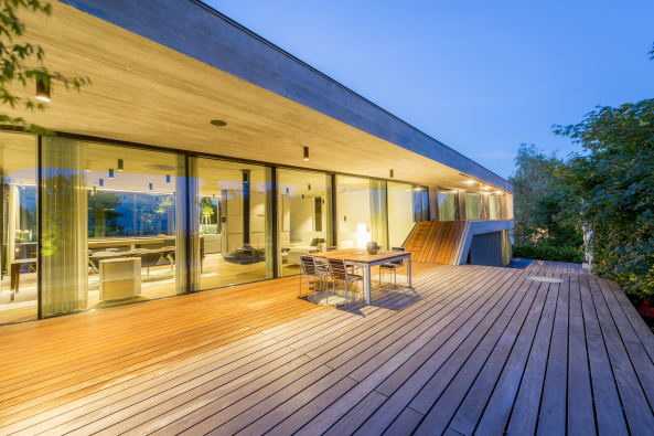 Caramel Architekten, Neubau, Vill, architects, architecture, big house, luxury, swimming pool, blau, Wass, Asublick, ber der Stadt, Luxus pur, Schwimmbad, Becken, Beton, concrete, Bunker, Tiefgarage, house with a view, Linz, Stadtrand