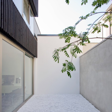 Leiden, Niederlande, Pasel Knzel, Stadthaus, Neubau, Architektur, architecture, urban villa, townhouse, Specific Neutrality, Pasel Kuenzel Architects, Wohnhaus, Wohnungsbau, Fertigstellung, Musikzimmer, hell, licht, weiss, white light flooded