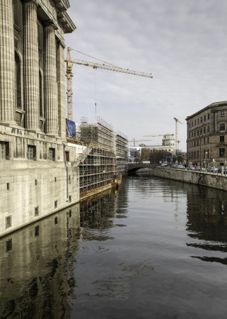ART+COM, spk, stiftung preuischer kulturbesitz, chipperfield, david, david chipperfield architects, berlin, museumsinsel, neubau, james simon, james-simon-galerie, richtfest, Berlin, Germany, prussian, new building, gallery, yello, stone, island, centre, 2016,