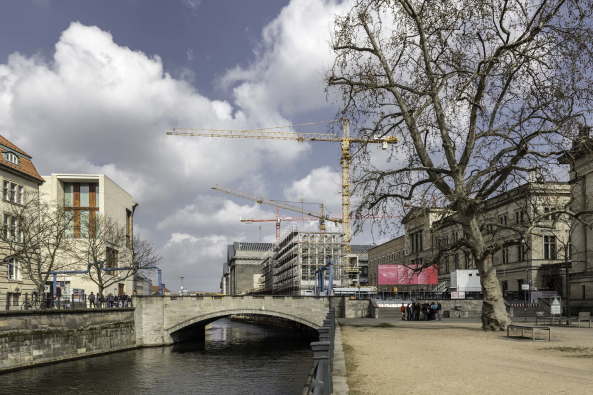 ART+COM, spk, stiftung preuischer kulturbesitz, chipperfield, david, david chipperfield architects, berlin, museumsinsel, neubau, james simon, james-simon-galerie, richtfest, Berlin, Germany, prussian, new building, gallery, yello, stone, island, centre, 2016,