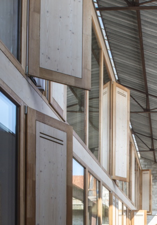 Haus im Haus in Gent, Neubau, Umbau, Umnutzung, Einbau, Holzeinbau, Ruine, Betonruine, Betonstruktur, GAFPA, wood, house in house, Platz, Belgien, Belgium, Leo Tertzweillaan, Arthur De Roover, Tim Van de Velde, refurbishment, reuse, Lab 15, 2015, 2016, Fertigstellung, ungewhnlich, wohnlich,