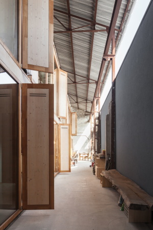 Haus im Haus in Gent, Neubau, Umbau, Umnutzung, Einbau, Holzeinbau, Ruine, Betonruine, Betonstruktur, GAFPA, wood, house in house, Platz, Belgien, Belgium, Leo Tertzweillaan, Arthur De Roover, Tim Van de Velde, refurbishment, reuse, Lab 15, 2015, 2016, Fertigstellung, ungewhnlich, wohnlich,