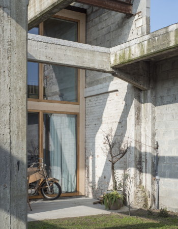 Haus im Haus in Gent, Neubau, Umbau, Umnutzung, Einbau, Holzeinbau, Ruine, Betonruine, Betonstruktur, GAFPA, wood, house in house, Platz, Belgien, Belgium, Leo Tertzweillaan, Arthur De Roover, Tim Van de Velde, refurbishment, reuse, Lab 15, 2015, 2016, Fertigstellung, ungewhnlich, wohnlich,