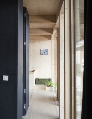 Haus im Haus in Gent, Neubau, Umbau, Umnutzung, Einbau, Holzeinbau, Ruine, Betonruine, Betonstruktur, GAFPA, wood, house in house, Platz, Belgien, Belgium, Leo Tertzweillaan, Arthur De Roover, Tim Van de Velde, refurbishment, reuse, Lab 15, 2015, 2016, Fertigstellung, ungewhnlich, wohnlich,