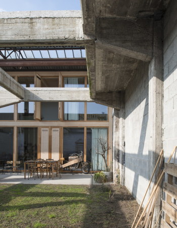 Haus im Haus in Gent, Neubau, Umbau, Umnutzung, Einbau, Holzeinbau, Ruine, Betonruine, Betonstruktur, GAFPA, wood, house in house, Platz, Belgien, Belgium, Leo Tertzweillaan, Arthur De Roover, Tim Van de Velde, refurbishment, reuse, Lab 15, 2015, 2016, Fertigstellung, ungewhnlich, wohnlich,