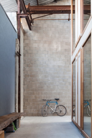 Haus im Haus in Gent, Neubau, Umbau, Umnutzung, Einbau, Holzeinbau, Ruine, Betonruine, Betonstruktur, GAFPA, wood, house in house, Platz, Belgien, Belgium, Leo Tertzweillaan, Arthur De Roover, Tim Van de Velde, refurbishment, reuse, Lab 15, 2015, 2016, Fertigstellung, ungewhnlich, wohnlich,