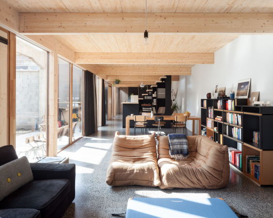 Haus im Haus in Gent, Neubau, Umbau, Umnutzung, Einbau, Holzeinbau, Ruine, Betonruine, Betonstruktur, GAFPA, wood, house in house, Platz, Belgien, Belgium, Leo Tertzweillaan, Arthur De Roover, Tim Van de Velde, refurbishment, reuse, Lab 15, 2015, 2016, Fertigstellung, ungewhnlich, wohnlich,