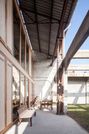 Haus im Haus in Gent, Neubau, Umbau, Umnutzung, Einbau, Holzeinbau, Ruine, Betonruine, Betonstruktur, GAFPA, wood, house in house, Platz, Belgien, Belgium, Leo Tertzweillaan, Arthur De Roover, Tim Van de Velde, refurbishment, reuse, Lab 15, 2015, 2016, Fertigstellung, ungewhnlich, wohnlich,