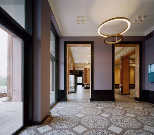 Kunsthalle Hamburg, Bauen im Bestand, LH Architekten, ECE,  ECE Projektmanagement, Caf Liebermann, Muschelkalkbau, Werner-Otto-Saal, Umbau, Sanierung, Umbau, Die Kunst ist zurck, Olaf Scholz, Alter Meister, freier Eintritt, Baunetz, Baunetz Media, Alexander Otto, Baukosten, Bauen fr die Kunst, Foyer, Eingangsportal, Dorit & Alexander Otto-Stiftung, Klassizismus, Fassade, Wandfarbe, Denkmalschutz, Treppe, Neubau, Anbau, Jenny Holzer, Oswald Mathias Ungers, OMU, White Cube, polychrom