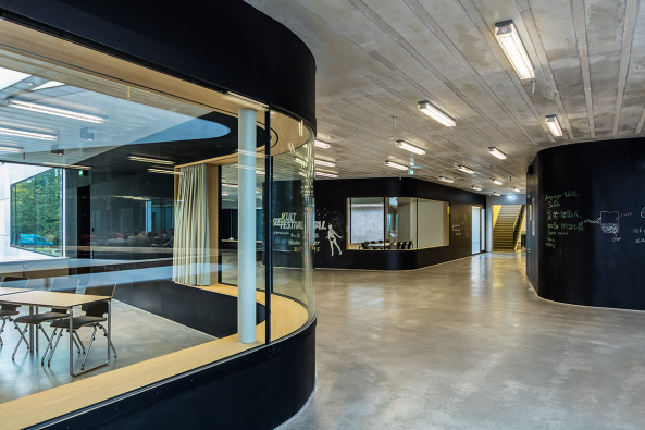 Universittsgebude, Zeppelin Universitt, informelle Begegnungen, Friedrichshafen, Campusgebude, visuelle Bezge, komplexe Erschlieung, Erschlieungszonen, Kaserne, Bestandsbau, Patios, Luftrume, Oberlichter,  Glasfassaden, Treppe, baunetz, unigebude, campusneubau,