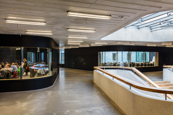 Universittsgebude, Zeppelin Universitt, informelle Begegnungen, Friedrichshafen, Campusgebude, visuelle Bezge, komplexe Erschlieung, Erschlieungszonen, Kaserne, Bestandsbau, Patios, Luftrume, Oberlichter,  Glasfassaden, Treppe, baunetz, unigebude, campusneubau,