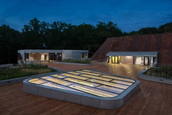 Universit�tsgeb�ude, Zeppelin Universit�t, informelle Begegnungen, Friedrichshafen, Campusgeb�ude, visuelle Bez�ge, komplexe Erschlie�ung, Erschlie�ungszonen, Kaserne, Bestandsbau, Patios, Luftr�ume, Oberlichter,  Glasfassaden, Treppe, baunetz, unigeb�ude, campusneubau,