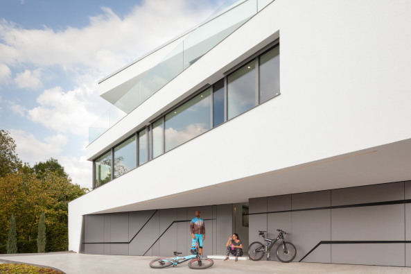 Villa Perlweiss; MIR + Lee Architekten; Stuttgart; Neubau; Einfamilienhaus; polygonal; Dymanisch; asymmetrisch; Mamor; Arcylstein