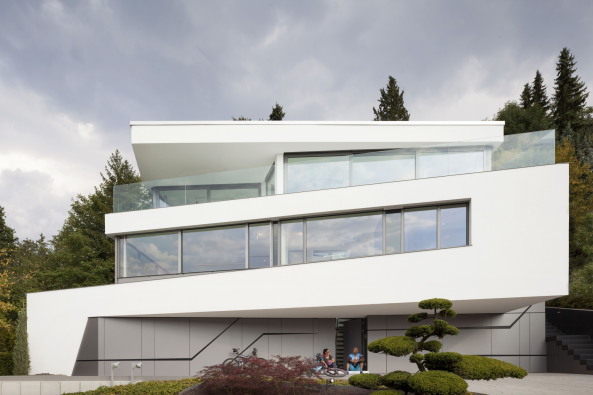 Villa Perlweiss; MIR + Lee Architekten; Stuttgart; Neubau; Einfamilienhaus; polygonal; Dymanisch; asymmetrisch; Mamor; Arcylstein