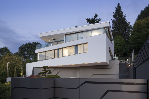 Villa Perlweiss; MIR + Lee Architekten; Stuttgart; Neubau; Einfamilienhaus; polygonal; Dymanisch; asymmetrisch; Mamor; Arcylstein