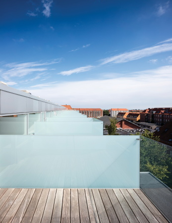 Wohnsporthalle, Dorte Mandrup, Kopenhagen, Neubau, 2015, 2016, Fertigstellung, Sporthalle, Wohngebude, Sandwich, Hybrid, Amagerbrogade, Parmagade, Glas, Holz, Balkone, Terrasse, Stadt, Block, city bloc, wood, terrace, gymnasium, grocery, sportshall, SH2 Sundbyoster Hall, apartments, Gemsehndler