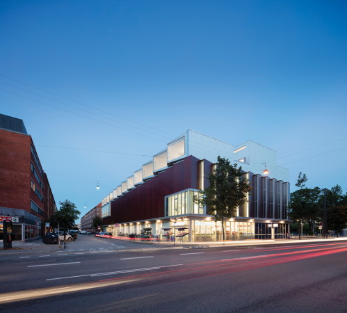 Wohnsporthalle, Dorte Mandrup, Kopenhagen, Neubau, 2015, 2016, Fertigstellung, Sporthalle, Wohngebude, Sandwich, Hybrid, Amagerbrogade, Parmagade, Glas, Holz, Balkone, Terrasse, Stadt, Block, city bloc, wood, terrace, gymnasium, grocery, sportshall, SH2 Sundbyoster Hall, apartments, Gemsehndler