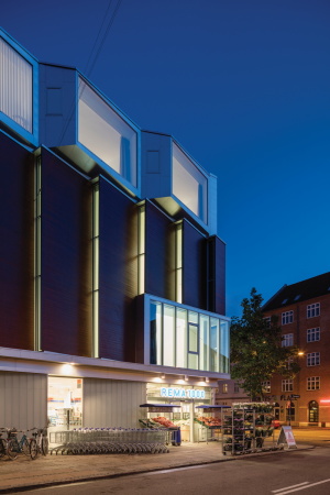 Wohnsporthalle, Dorte Mandrup, Kopenhagen, Neubau, 2015, 2016, Fertigstellung, Sporthalle, Wohngebude, Sandwich, Hybrid, Amagerbrogade, Parmagade, Glas, Holz, Balkone, Terrasse, Stadt, Block, city bloc, wood, terrace, gymnasium, grocery, sportshall, SH2 Sundbyoster Hall, apartments, Gemsehndler