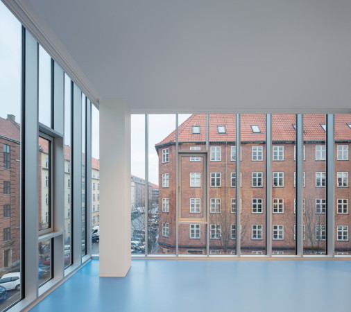 Wohnsporthalle, Dorte Mandrup, Kopenhagen, Neubau, 2015, 2016, Fertigstellung, Sporthalle, Wohngebude, Sandwich, Hybrid, Amagerbrogade, Parmagade, Glas, Holz, Balkone, Terrasse, Stadt, Block, city bloc, wood, terrace, gymnasium, grocery, sportshall, SH2 Sundbyoster Hall, apartments, Gemsehndler