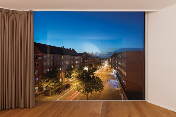 Wohnsporthalle, Dorte Mandrup, Kopenhagen, Neubau, 2015, 2016, Fertigstellung, Sporthalle, Wohngebude, Sandwich, Hybrid, Amagerbrogade, Parmagade, Glas, Holz, Balkone, Terrasse, Stadt, Block, city bloc, wood, terrace, gymnasium, grocery, sportshall, SH2 Sundbyoster Hall, apartments, Gemsehndler