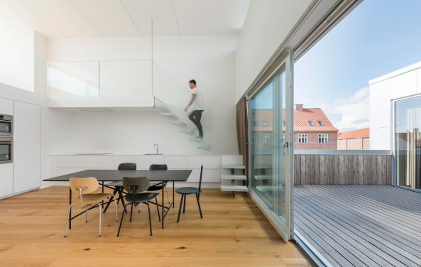 Wohnsporthalle, Dorte Mandrup, Kopenhagen, Neubau, 2015, 2016, Fertigstellung, Sporthalle, Wohngebude, Sandwich, Hybrid, Amagerbrogade, Parmagade, Glas, Holz, Balkone, Terrasse, Stadt, Block, city bloc, wood, terrace, gymnasium, grocery, sportshall, SH2 Sundbyoster Hall, apartments, Gemsehndler