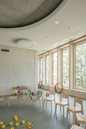 Wolfgang Rossbauer, Susanne Triller, Hort Ilgen Z�rich, Kita, Kindergarten, Schule, Schulneubau, Baunetz, Baunetz Media, Baunetz Meldungen, Holzbau, Beton, Fundament, Schulanlage Ilgen Z�rich, Schulhaus Ilgen A, Bauen f�r Kinder, Fassade, Neubau, Grundriss, Hexagon, Klassenzimmer, Schularchitektur, Architektur, Architektur, Holzverschalung, Referenz, Bauwerk, Sockel, Kindergarten, Hortneubau, Kinderbetreuung, Otto Wolff, Ernst Diener, Wolfgang Rossbauer Architekt