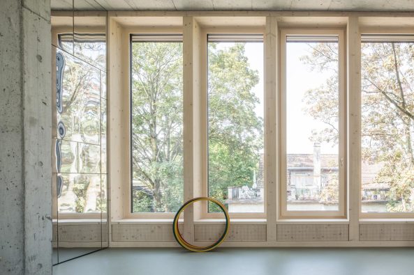 Wolfgang Rossbauer, Susanne Triller, Hort Ilgen Z�rich, Kita, Kindergarten, Schule, Schulneubau, Baunetz, Baunetz Media, Baunetz Meldungen, Holzbau, Beton, Fundament, Schulanlage Ilgen Z�rich, Schulhaus Ilgen A, Bauen f�r Kinder, Fassade, Neubau, Grundriss, Hexagon, Klassenzimmer, Schularchitektur, Architektur, Architektur, Holzverschalung, Referenz, Bauwerk, Sockel, Kindergarten, Hortneubau, Kinderbetreuung, Otto Wolff, Ernst Diener, Wolfgang Rossbauer Architekt