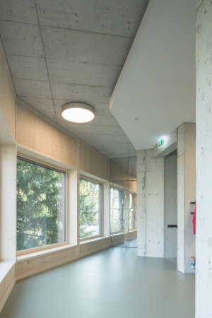 Wolfgang Rossbauer, Susanne Triller, Hort Ilgen Z�rich, Kita, Kindergarten, Schule, Schulneubau, Baunetz, Baunetz Media, Baunetz Meldungen, Holzbau, Beton, Fundament, Schulanlage Ilgen Z�rich, Schulhaus Ilgen A, Bauen f�r Kinder, Fassade, Neubau, Grundriss, Hexagon, Klassenzimmer, Schularchitektur, Architektur, Architektur, Holzverschalung, Referenz, Bauwerk, Sockel, Kindergarten, Hortneubau, Kinderbetreuung, Otto Wolff, Ernst Diener, Wolfgang Rossbauer Architekt