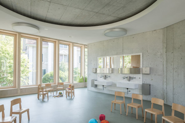 Wolfgang Rossbauer, Susanne Triller, Hort Ilgen Z�rich, Kita, Kindergarten, Schule, Schulneubau, Baunetz, Baunetz Media, Baunetz Meldungen, Holzbau, Beton, Fundament, Schulanlage Ilgen Z�rich, Schulhaus Ilgen A, Bauen f�r Kinder, Fassade, Neubau, Grundriss, Hexagon, Klassenzimmer, Schularchitektur, Architektur, Architektur, Holzverschalung, Referenz, Bauwerk, Sockel, Kindergarten, Hortneubau, Kinderbetreuung, Otto Wolff, Ernst Diener, Wolfgang Rossbauer Architekt