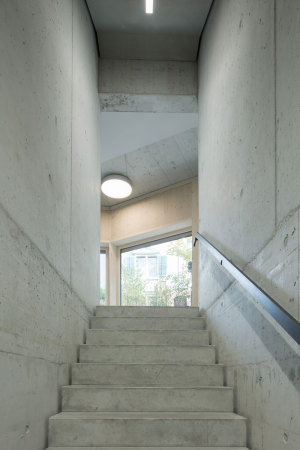 Wolfgang Rossbauer, Susanne Triller, Hort Ilgen Z�rich, Kita, Kindergarten, Schule, Schulneubau, Baunetz, Baunetz Media, Baunetz Meldungen, Holzbau, Beton, Fundament, Schulanlage Ilgen Z�rich, Schulhaus Ilgen A, Bauen f�r Kinder, Fassade, Neubau, Grundriss, Hexagon, Klassenzimmer, Schularchitektur, Architektur, Architektur, Holzverschalung, Referenz, Bauwerk, Sockel, Kindergarten, Hortneubau, Kinderbetreuung, Otto Wolff, Ernst Diener, Wolfgang Rossbauer Architekt