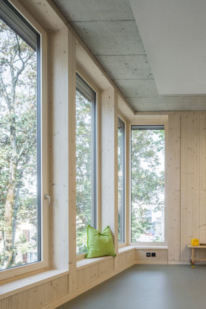 Wolfgang Rossbauer, Susanne Triller, Hort Ilgen Z�rich, Kita, Kindergarten, Schule, Schulneubau, Baunetz, Baunetz Media, Baunetz Meldungen, Holzbau, Beton, Fundament, Schulanlage Ilgen Z�rich, Schulhaus Ilgen A, Bauen f�r Kinder, Fassade, Neubau, Grundriss, Hexagon, Klassenzimmer, Schularchitektur, Architektur, Architektur, Holzverschalung, Referenz, Bauwerk, Sockel, Kindergarten, Hortneubau, Kinderbetreuung, Otto Wolff, Ernst Diener, Wolfgang Rossbauer Architekt