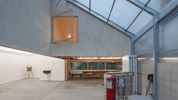 Davidson Rafailidis; Amherst; Buffalo; Knstleratelier; Florian Holzherr, USA; Atelierhaus; White Cube; Knstlergemeinschaft; He, She & It; Neubau; Pultdach