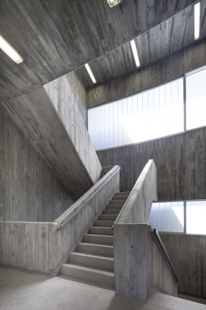 La Laguna, Architektur, architecture, Neubau, Fertigstellung, 2016, 2015,  Facultad de Bellas Artes, gpy arquitectos, Campus, Campus de Guajara, Kunst, art, exhibition, curves, gekurvt, geschwungen, grau, concrete, Beton, Innenhof, Palmen, Insel, Kanaren, Filippo Poli