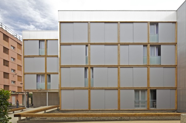 Toulouse, modulares Bauen, Frankreich, France, 2016, 2015, Modulbau, Wohnungsbau, housing, Fassade, Blech, Chrom, verspiegelt, modular housing, Einzimmerwohnungen, Container, Module, modules, 3 place des Papyrus, PPA architectures, Philippe Ruault, CLT panels, social housing, sozialer Wohnungsbau
