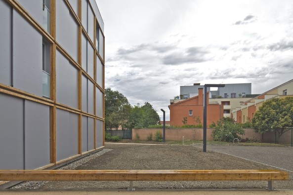 Toulouse, modulares Bauen, Frankreich, France, 2016, 2015, Modulbau, Wohnungsbau, housing, Fassade, Blech, Chrom, verspiegelt, modular housing, Einzimmerwohnungen, Container, Module, modules, 3 place des Papyrus, PPA architectures, Philippe Ruault, CLT panels, social housing, sozialer Wohnungsbau