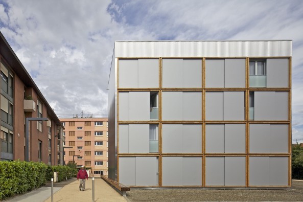 Toulouse, modulares Bauen, Frankreich, France, 2016, 2015, Modulbau, Wohnungsbau, housing, Fassade, Blech, Chrom, verspiegelt, modular housing, Einzimmerwohnungen, Container, Module, modules, 3 place des Papyrus, PPA architectures, Philippe Ruault, CLT panels, social housing, sozialer Wohnungsbau
