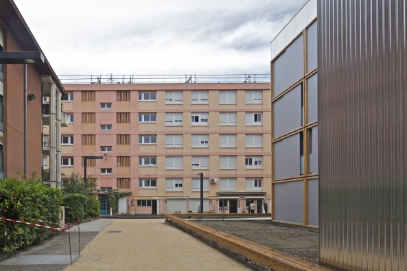 Toulouse, modulares Bauen, Frankreich, France, 2016, 2015, Modulbau, Wohnungsbau, housing, Fassade, Blech, Chrom, verspiegelt, modular housing, Einzimmerwohnungen, Container, Module, modules, 3 place des Papyrus, PPA architectures, Philippe Ruault, CLT panels, social housing, sozialer Wohnungsbau