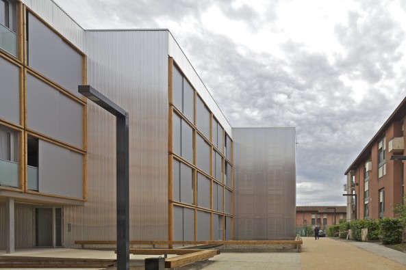 Toulouse, modulares Bauen, Frankreich, France, 2016, 2015, Modulbau, Wohnungsbau, housing, Fassade, Blech, Chrom, verspiegelt, modular housing, Einzimmerwohnungen, Container, Module, modules, 3 place des Papyrus, PPA architectures, Philippe Ruault, CLT panels, social housing, sozialer Wohnungsbau