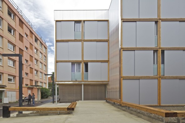 Toulouse, modulares Bauen, Frankreich, France, 2016, 2015, Modulbau, Wohnungsbau, housing, Fassade, Blech, Chrom, verspiegelt, modular housing, Einzimmerwohnungen, Container, Module, modules, 3 place des Papyrus, PPA architectures, Philippe Ruault, CLT panels, social housing, sozialer Wohnungsbau