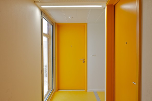 Toulouse, modulares Bauen, Frankreich, France, 2016, 2015, Modulbau, Wohnungsbau, housing, Fassade, Blech, Chrom, verspiegelt, modular housing, Einzimmerwohnungen, Container, Module, modules, 3 place des Papyrus, PPA architectures, Philippe Ruault, CLT panels, social housing, sozialer Wohnungsbau