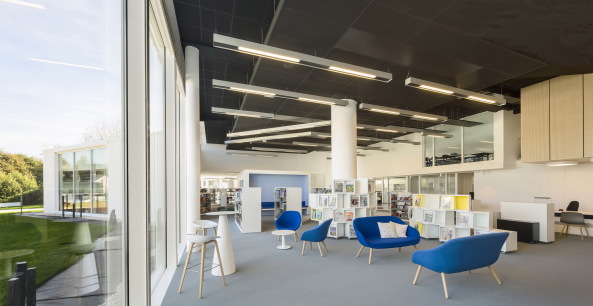 weier Beton, white concrete, five units, fnf Einheiten, Hang, hillside, green, Mediathek, library, public, Britanny, Bretagne, Studio 02 Architecture