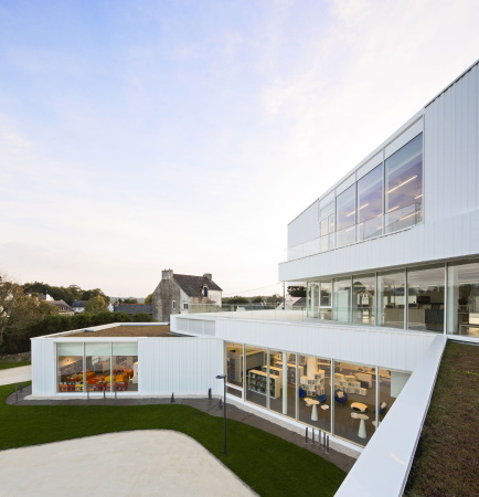 weier Beton, white concrete, five units, fnf Einheiten, Hang, hillside, green, Mediathek, library, public, Britanny, Bretagne, Studio 02 Architecture