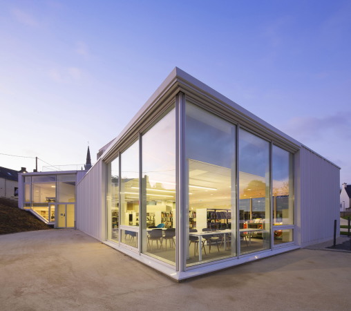 weier Beton, white concrete, five units, fnf Einheiten, Hang, hillside, green, Mediathek, library, public, Britanny, Bretagne, Studio 02 Architecture