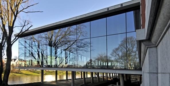 Anbau, Annex, Addition, Museum of Contemporary Art, Liege, Lttich, Rudy Riccioti, phd(a), Brussels, Brssel, Glas, Stelzen, Stehlen, pilotis, column, Sulen, glass, Feuille, Blatt, leaf