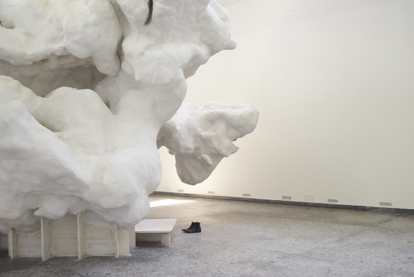 Mit Incidental Space gelingt Christian Kerez  einer der ungewhnlichsten Beitrge der diesjhrigen Biennale. Ihre Raumskulptur gleicht einem physikalischen Experiment, das man betreten kann  ein Ansatz, der sich bewusst allen Kategorisierungen entzieht.