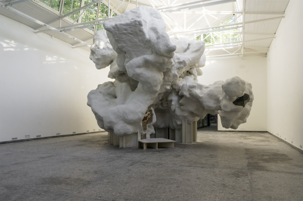 Mit Incidental Space gelingt Christian Kerez  einer der ungewhnlichsten Beitrge der diesjhrigen Biennale. Ihre Raumskulptur gleicht einem physikalischen Experiment, das man betreten kann  ein Ansatz, der sich bewusst allen Kategorisierungen entzieht.