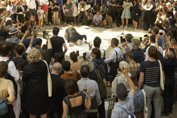 Extraction vor dem Kanadischen Pavillon