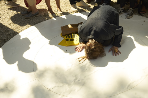 Extraction vor dem Kanadischen Pavillon